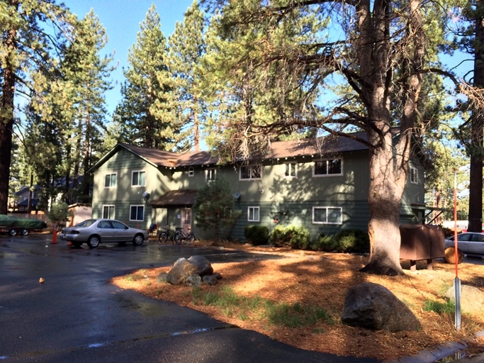 1060 Marjorie St in South Lake Tahoe, CA - Foto de edificio