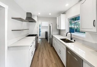 3700 Olympiad Dr in Los Angeles, CA - Building Photo - Building Photo