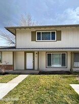 835 Ridgewood Dr in Sparks, NV - Building Photo