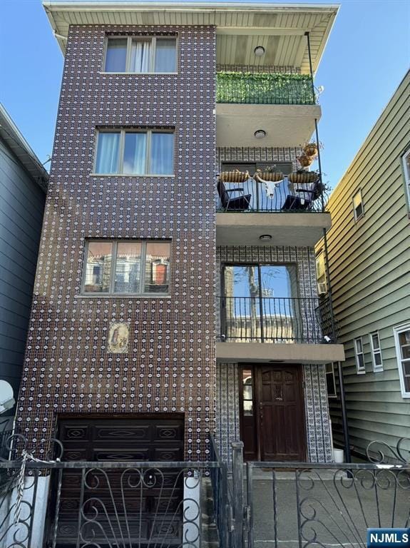 property at 303 N 3rd St
