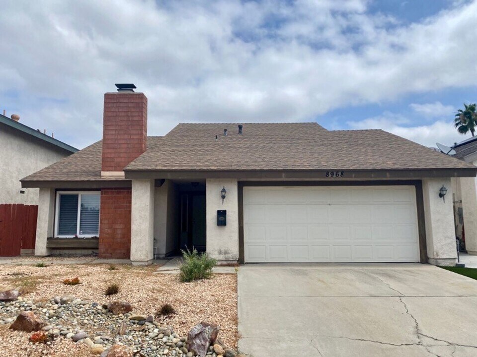 8968 Menkar Rd in San Diego, CA - Building Photo