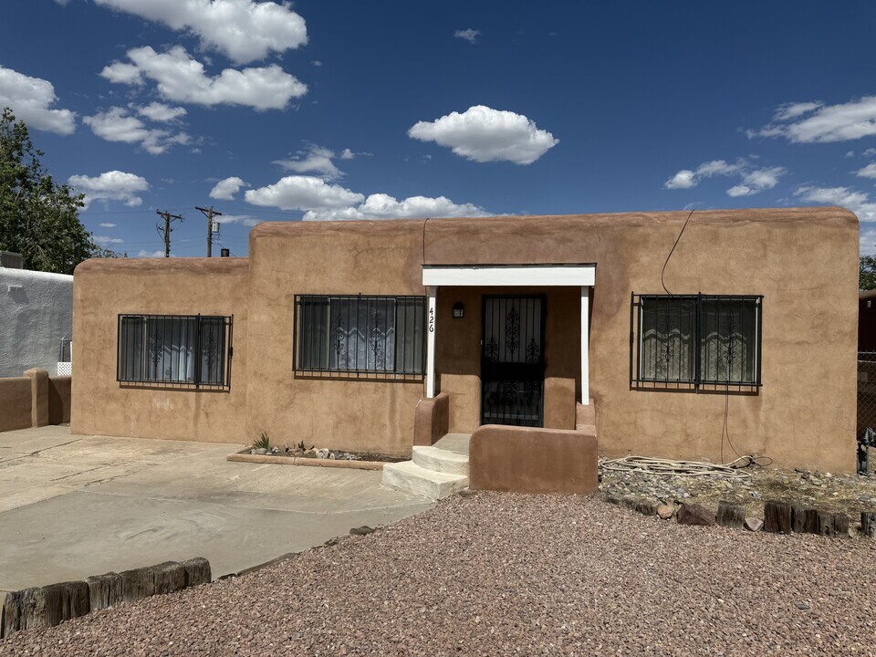 426 Dolores Dr NW in Albuquerque, NM - Building Photo