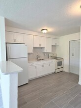 5626 Sixth Ave in Ft. Myers, FL - Foto de edificio - Building Photo