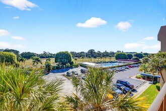 3661 Via Poinciana in Greenacres, FL - Foto de edificio - Building Photo