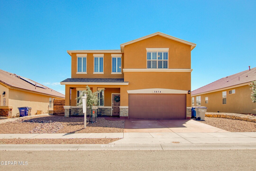 7874 Enchanted Cir Dr in El Paso, TX - Foto de edificio