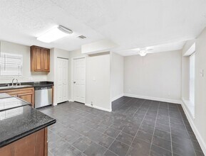 817 Willow Creek Dr in La Porte, TX - Building Photo - Building Photo