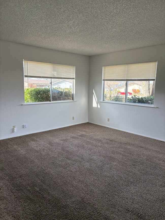 21225 Campo Ct, Unit B in Tehachapi, CA - Foto de edificio - Building Photo