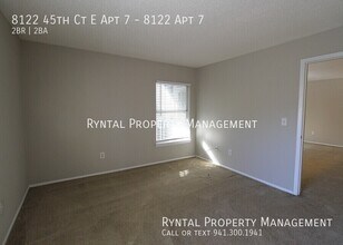 8122 45th Ct E in Sarasota, FL - Foto de edificio - Building Photo