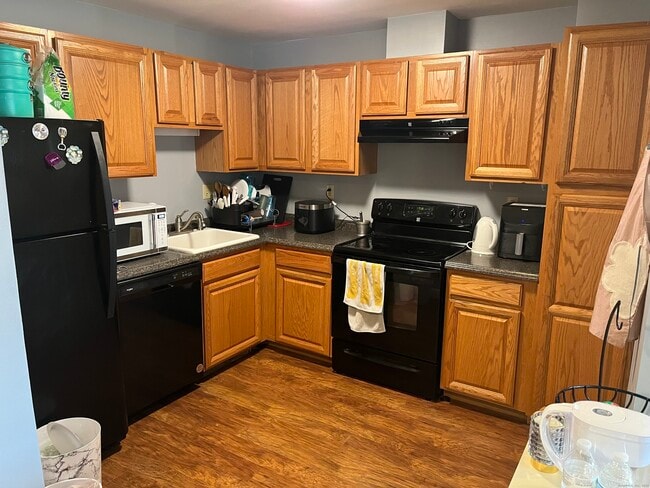 111 deKoven Drive in Middletown, CT - Building Photo - Building Photo