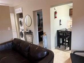 1949 NE 179th St in North Miami Beach, FL - Foto de edificio - Building Photo