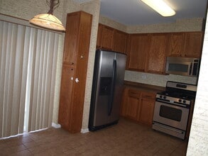 686 S Rosehall Ln in Round Lake, IL - Foto de edificio - Building Photo