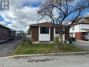 22 Shalom Crescent in Toronto, ON - Building Photo - Building Photo