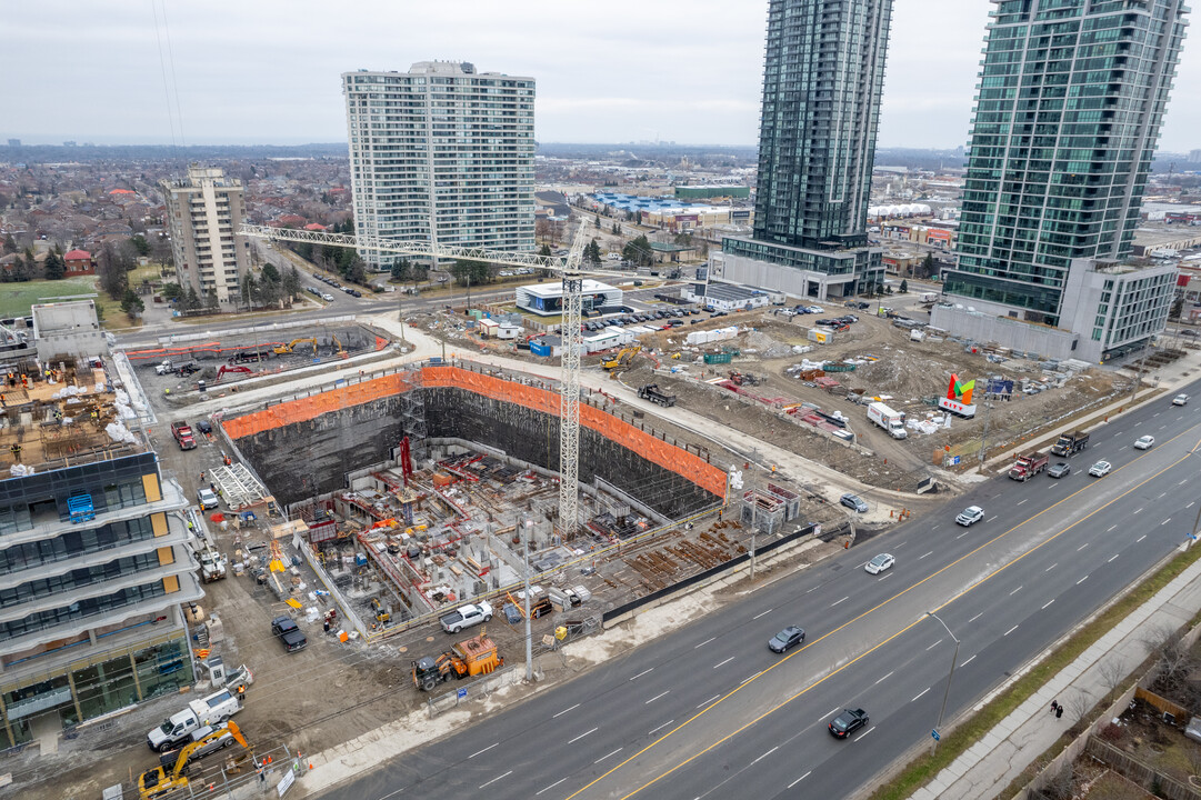 M City M4 Tower in Mississauga, ON - Building Photo