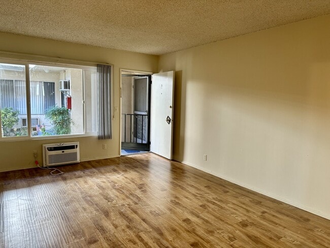 4265 Colfax Ave in Studio City, CA - Foto de edificio - Building Photo