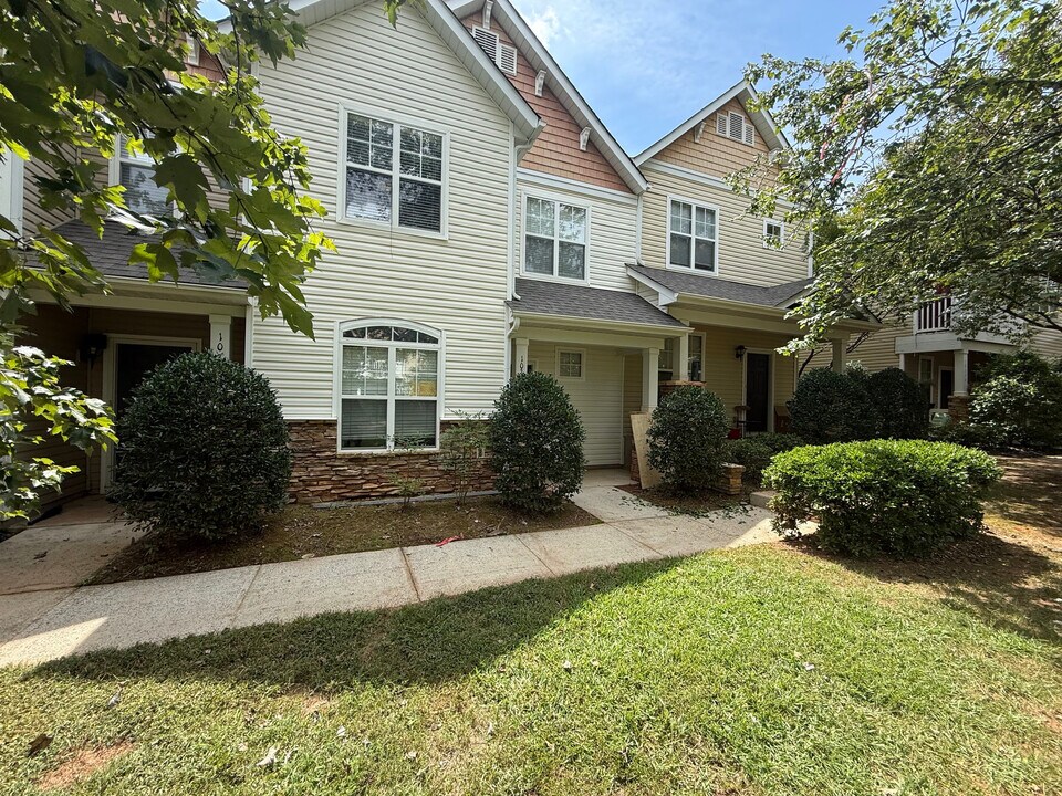 Room in Townhome on McGoogan Ln in Charlotte, NC - Building Photo