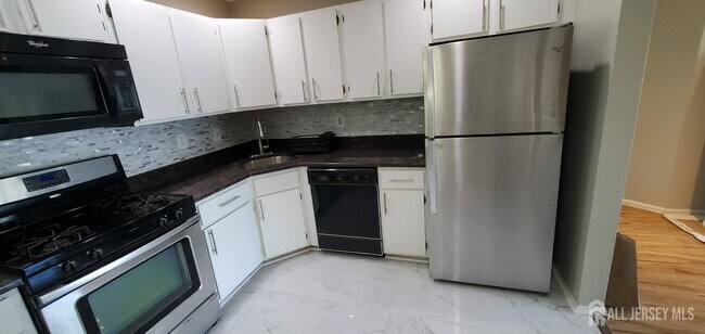 261 Kempsey Dr in North Brunswick, NJ - Building Photo - Building Photo