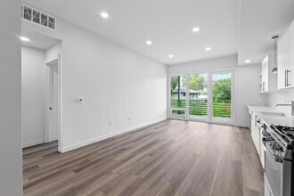 4004 Banister Ln, Unit 214 in Austin, TX - Foto de edificio - Building Photo