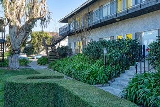 On 7th Apartment Homes, 1012 in Upland, CA - Foto de edificio - Building Photo