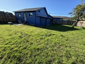 209 9th St in Crescent City, CA - Building Photo