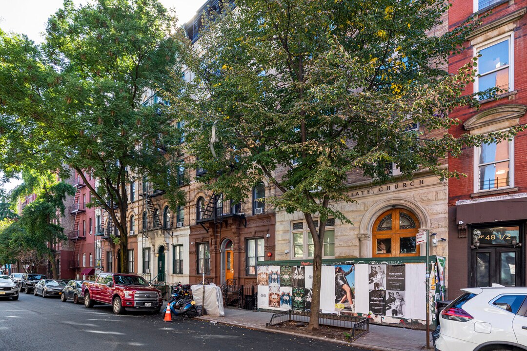 52 E 7th St in New York, NY - Building Photo