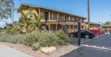 Casa Urbana in Chula Vista, CA - Foto de edificio - Building Photo