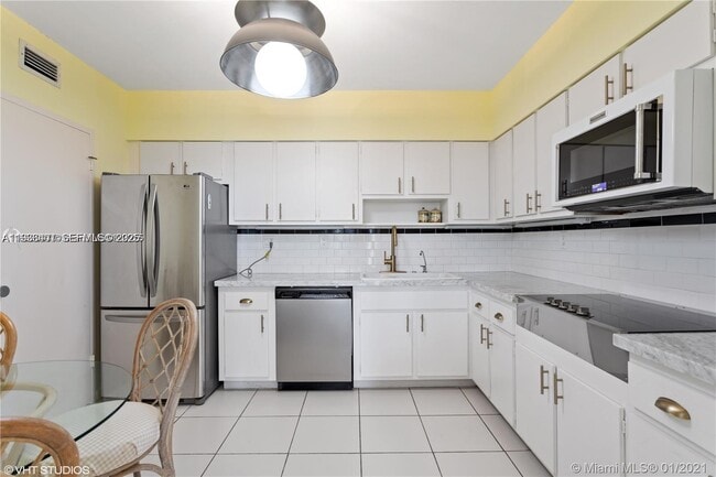 9341 E Bay Harbor Dr in Bay Harbor Islands, FL - Building Photo - Building Photo