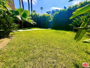 1006 N Crescent Heights Blvd in West Hollywood, CA - Foto de edificio - Building Photo