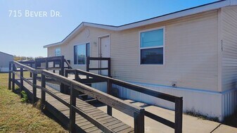 715 Bever Dr in Towanda, KS - Building Photo