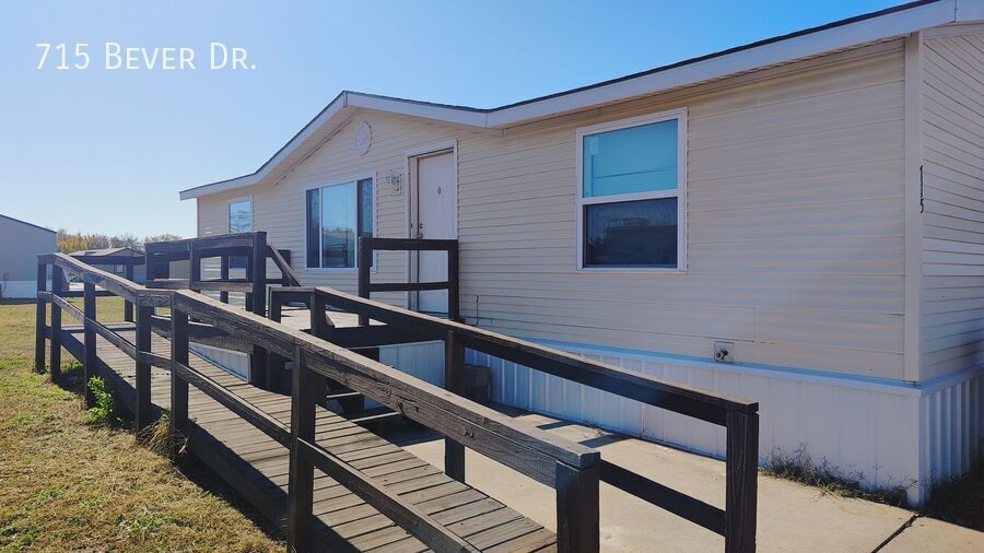 715 Bever Dr in Towanda, KS - Building Photo