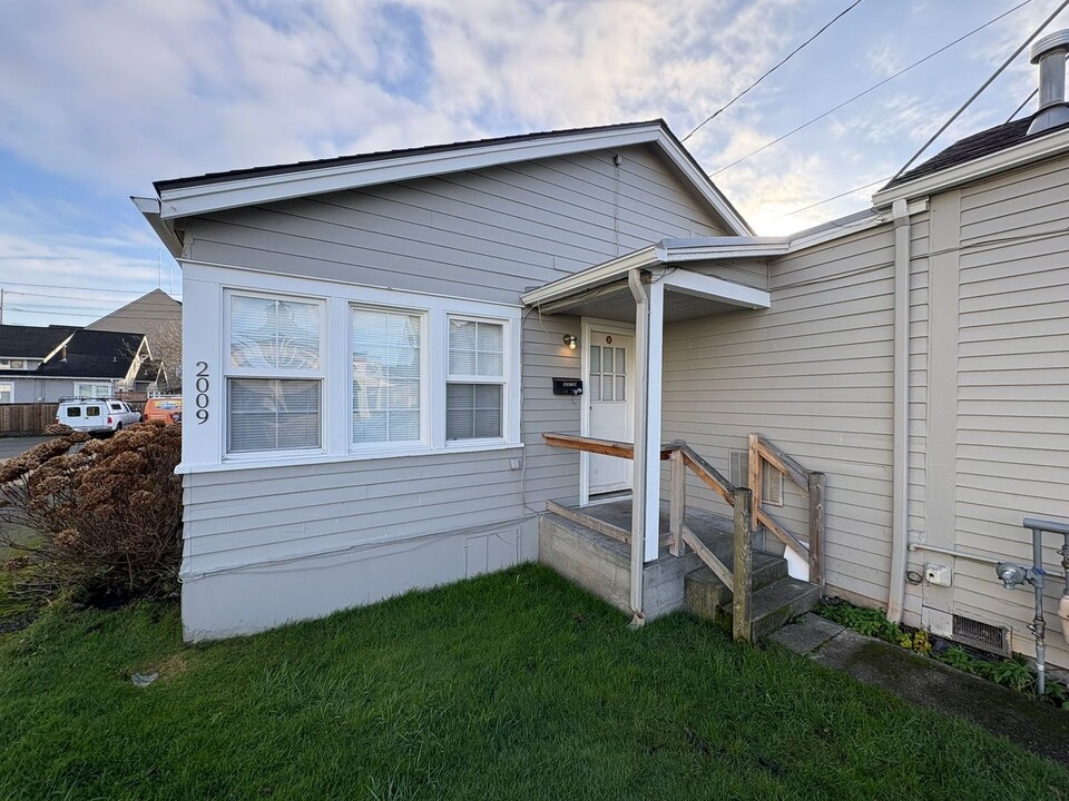 2009 Commercial Ave in Anacortes, WA - Building Photo