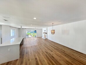 6377 Estrella Ave in San Diego, CA - Foto de edificio - Building Photo