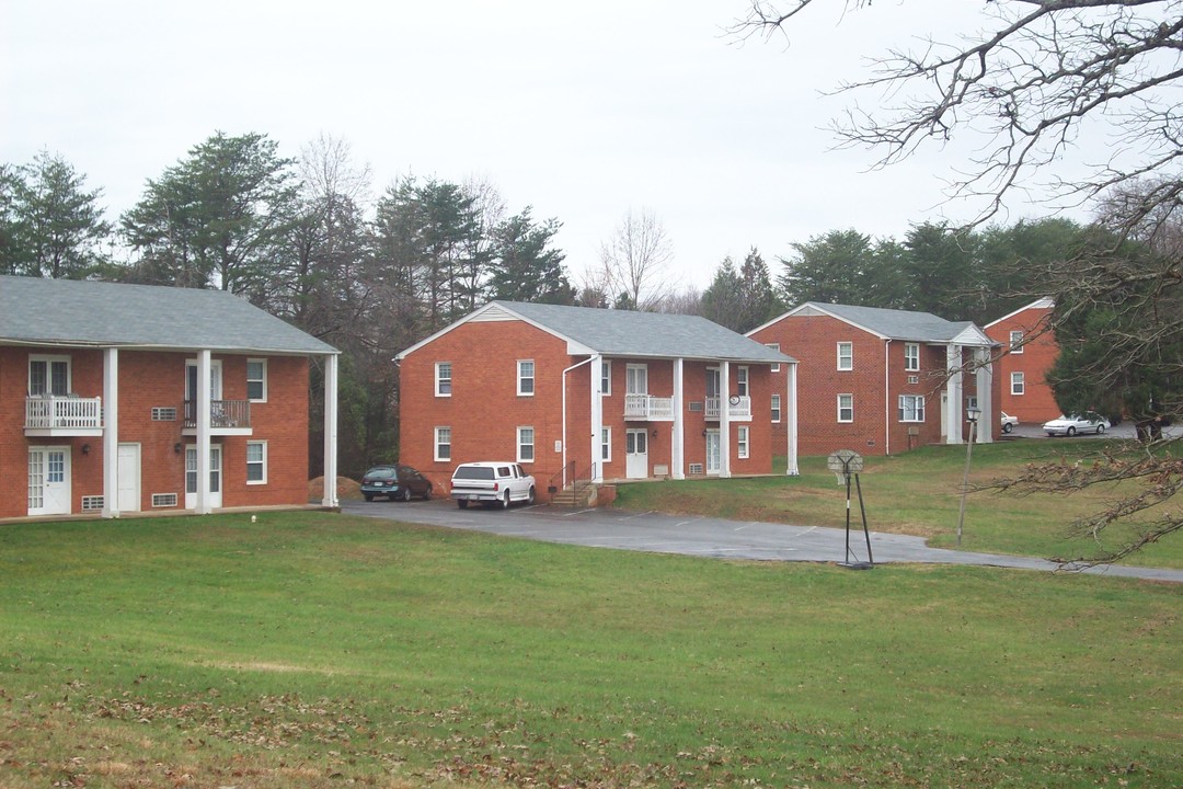 The Columns Apartments in Stafford, VA - Building Photo