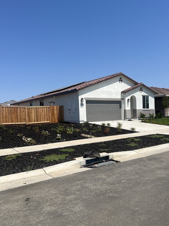 1083 Camomile Dr in Plumas Lake, CA - Building Photo