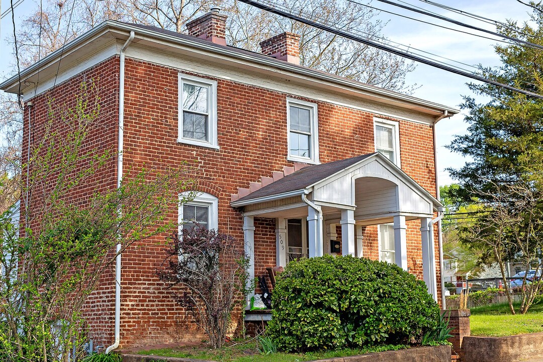 509-7 1/2 7 1/2 St SW in Charlottesville, VA - Foto de edificio