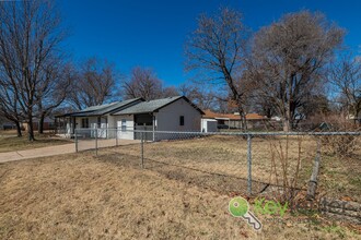 600 E Greenway St in Derby, KS - Foto de edificio - Building Photo