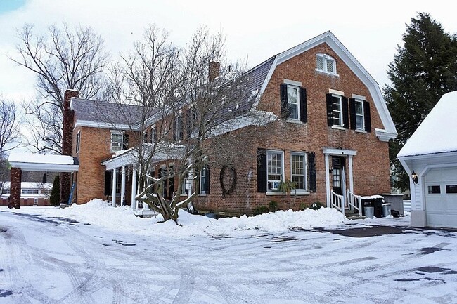 82 E Main St, Unit 2 in Poultney, VT - Building Photo - Building Photo