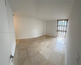 2501 Brickell Ave, Unit 209 in Miami, FL - Foto de edificio - Building Photo