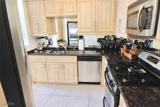 230 E Flamingo Rd, Unit 336 in Las Vegas, NV - Foto de edificio - Building Photo