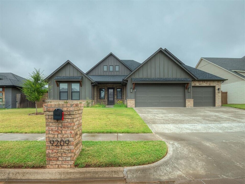 9209 NW 84th Ter in Yukon, OK - Building Photo