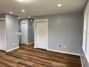 913 E Myrtle Ave in Johnson City, TN - Foto de edificio - Building Photo