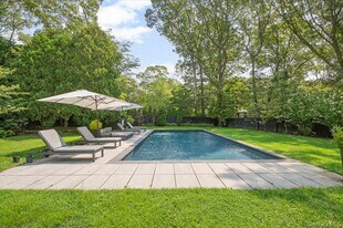 94 Hands Creek Rd in East Hampton, NY - Building Photo