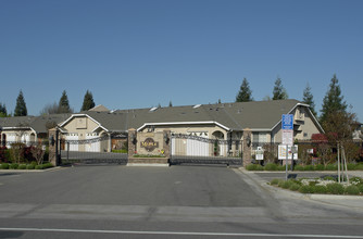 Maple Estates Apartments in Fresno, CA - Building Photo - Building Photo