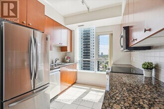 1-901 Hurontario St in Mississauga, ON - Building Photo - Building Photo