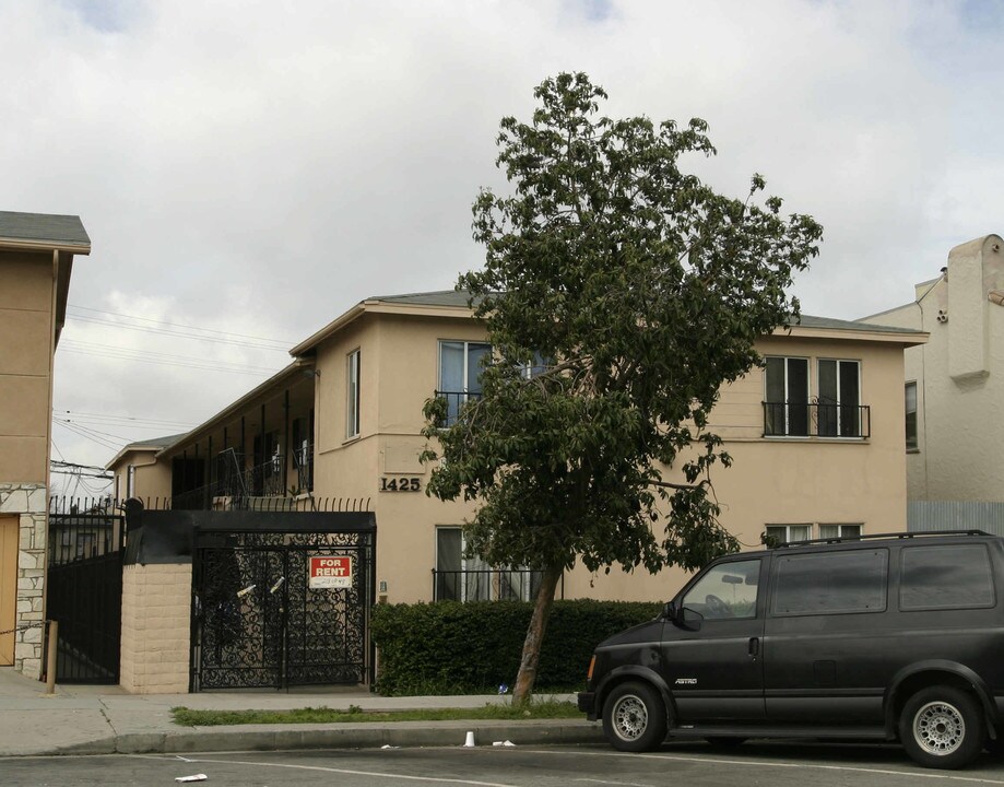 1425 Cedar Ave in Long Beach, CA - Building Photo