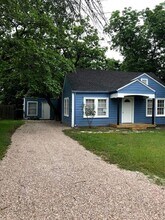 710 W Lake Dr in Taylor, TX - Building Photo - Building Photo