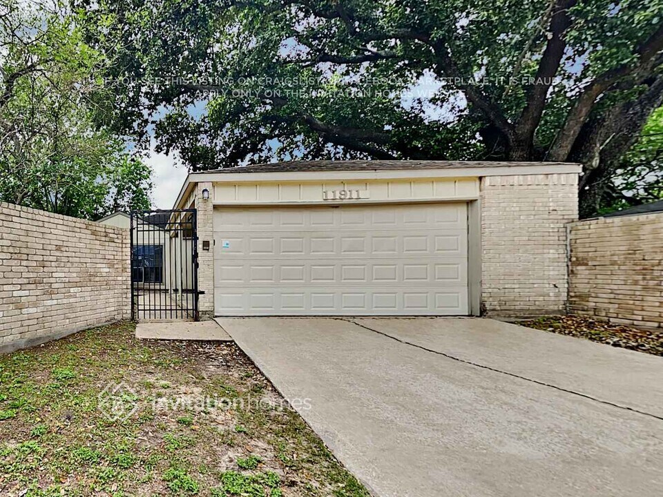 11911 N Youngwood Ln in Houston, TX - Building Photo