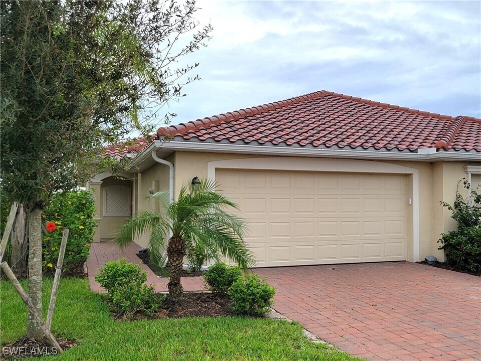 1750 Alameda Dr in Naples, FL - Building Photo