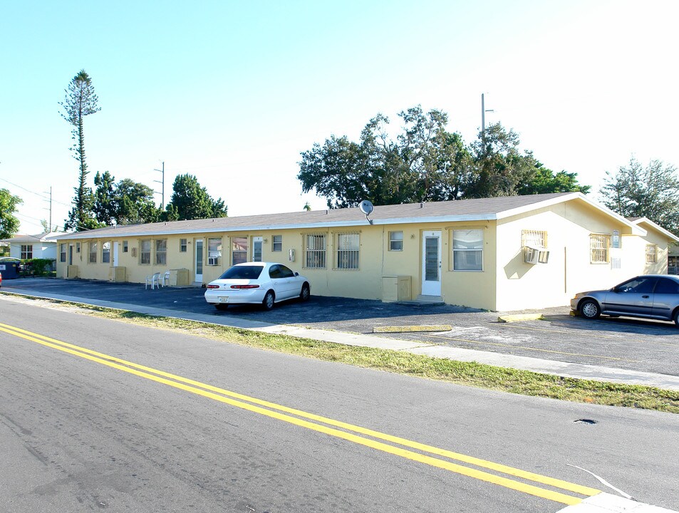 420-428 SW 1st St in Dania, FL - Building Photo