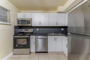 4215 N University Dr, Unit 211 in Sunrise, FL - Building Photo - Building Photo