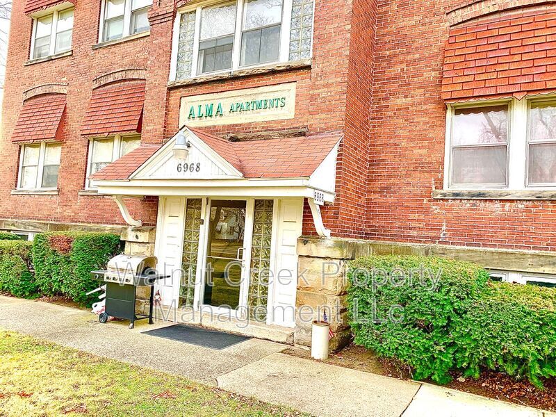 6968 Lake Ave in Elyria, OH - Foto de edificio